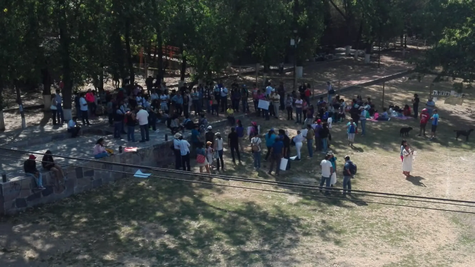 Alrededor de un ciento de personas se manifestaron ayer en contra del puente contiguo al Puente de la Historia. Foto Luis Luévanos